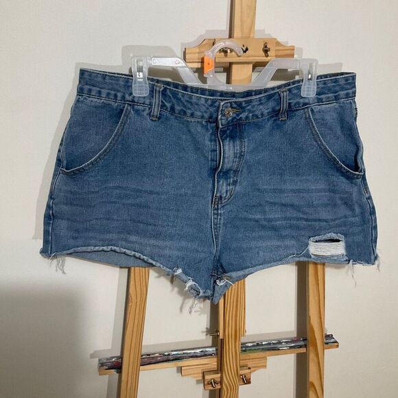 SHEIN Pants - SHEIN women’s curve size 2XL. Denim medium blue wash, raw frayed hem and distres